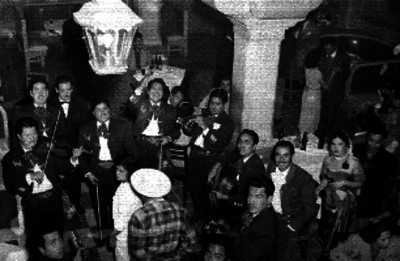 Mariachi actuando en una fiesta de salón