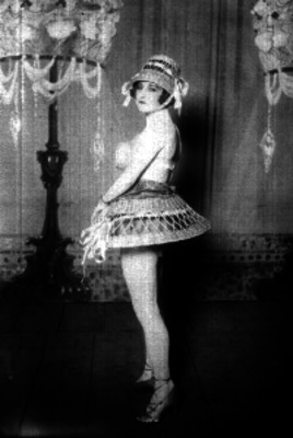 Actriz vestida con un traje de fantasía