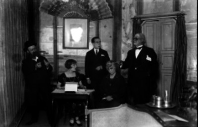 Manuel Taméz y otros actores durante una escena de teatro cómico