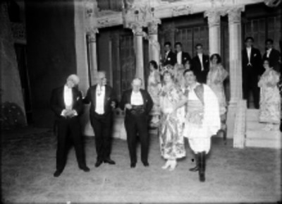 Manuel Taméz y otros actores durante la escenificación de una obra teatral