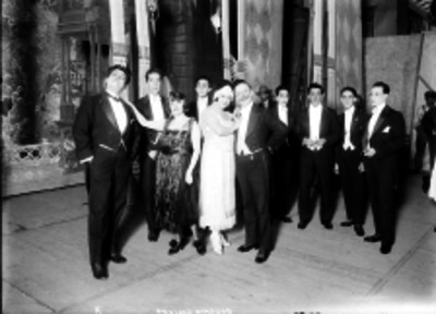 Manuel Taméz con actores durante una representación teatral