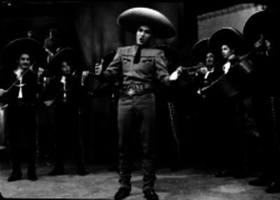 Interprete ranchero acompañado por un mariachi