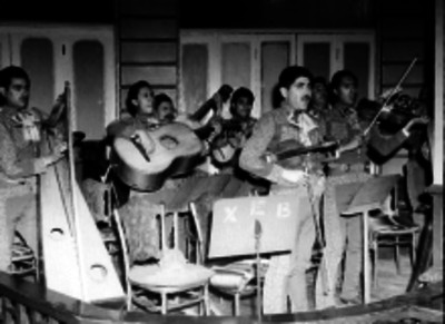 Mariachi interpretando melodia en los estudios de la XEB
