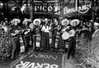 Mariachi actuando durante un festival popular