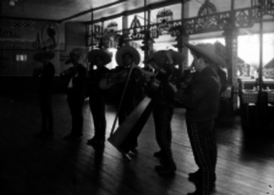 Mariachi cantando en la pista de baile de un restaurante