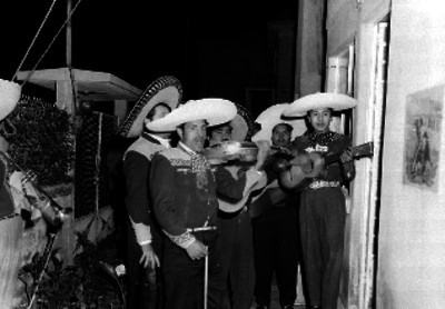 Mariachi cantando en el patio de una casa