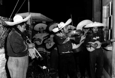 Mariachi cantando en el patio de una casa