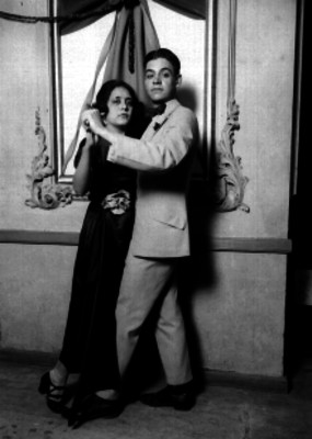 Pareja de bailarines durante un concurso organizado por el periódico El Demócrata