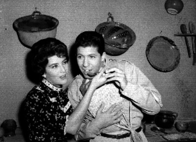 Irma Dorantes y Paco Michel en escena, en una cocina