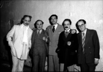 Actores, directores y productores de cine posando en un foro, retrato