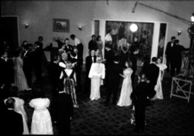 Actores bailando durante la filmación de una pelicula