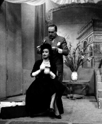 Actriz siendo peinada en una obra teatral