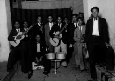 Conjunto de música vernácula, actuando en una casa