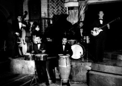 Conjunto musical actuando en un salón de baile