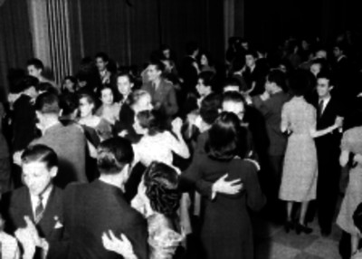 Parejas en un baile de salón