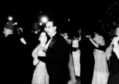 Parejas bailando en un salón