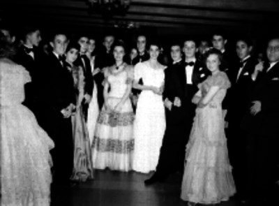 Personas asistentes a un baile de gala, retrato de grupo