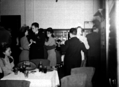 Parejas bailando en una fiesta