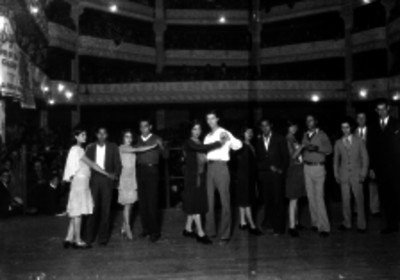Parejas durante un concurso de baile