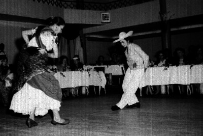 Pareja de bailarines presentando la coreografía de un jarabe, en un restaurante