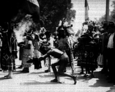 Danza indígena en una calle
