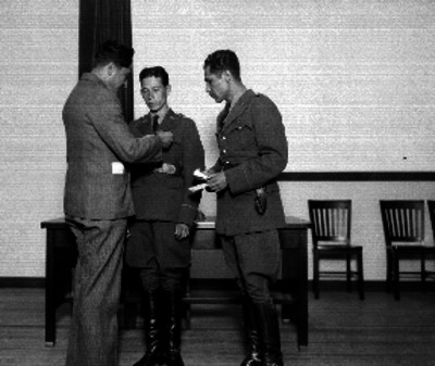 Adán Pérez Gálvez conversando con dos hombres en una oficina