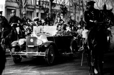 Charles Lindbergh, Dwight Morrow y otros hombres abordo de un automóvil durante la recepción popular al primero
