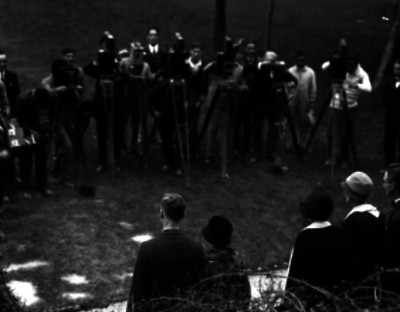 Enrique Díaz acompañado de otros fotógrafos y camarógrafos retratando a Cahrles Lindbergh y acompañantes