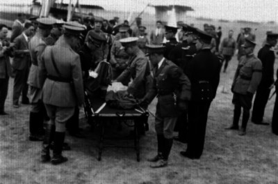 Militares bajando los restos de Pablo Sidar y Carlos Rovirosa de el avión Mayab