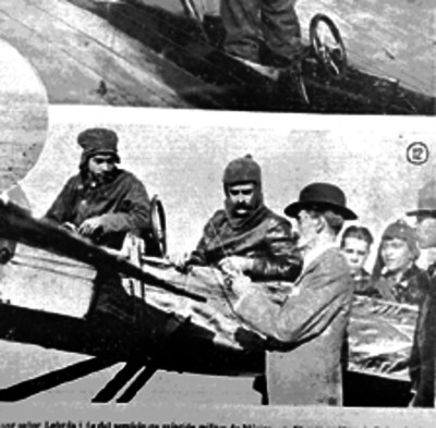 Manuel Mondragón dando instrucciones a Miguel Lebrija y Juan Guillermo Villasana antes de pruebas de bombardeo, publicación