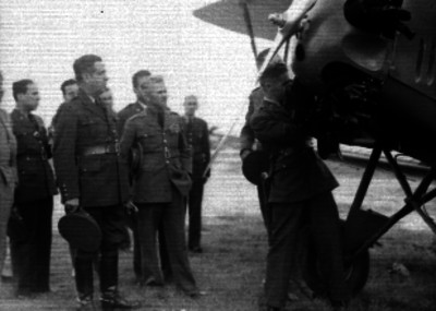 Roberto Fierro y otros militares observan la revisión de la hélice de un avión