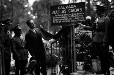 Roberto Fierro y otros pilotos aviadores inaugurando la calzada Aguilas Caídas