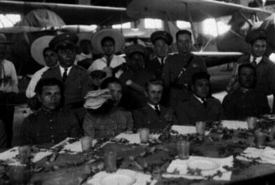 Roberto Fierro y otros militares durante banquete en un hangar