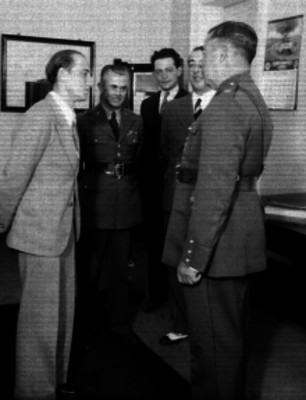 Roberto Fierro y otros hombres en una oficina