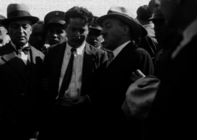 Juan Guillermo Villasana y otros hombres durante visita a los Talleres Nacionales