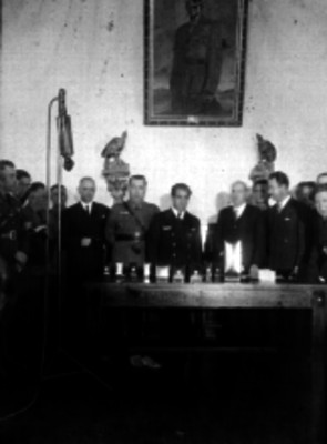 Ramón Franco, militares y diplomáticos en la ceremonia de condecoración a pilotos mexicanos