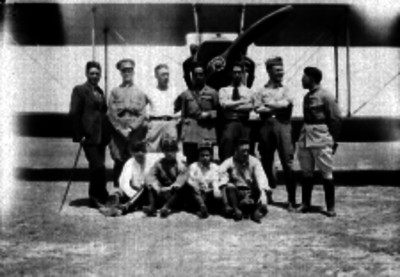 Samuel C. Rojas y otros pilotos junto a un avión