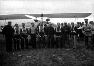 Pilotos junto a un avión en Balbuena, retrato de grupo