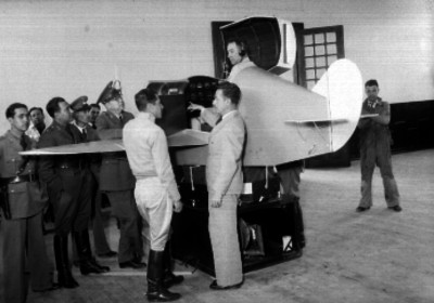 Samuel C. Rojas mostrando el uso de un simulador de vuelo