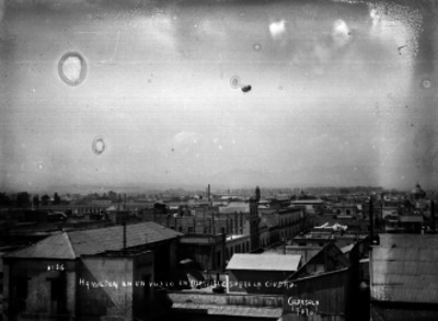 Hamilton en un vuelo en dirigible sobre la ciudad