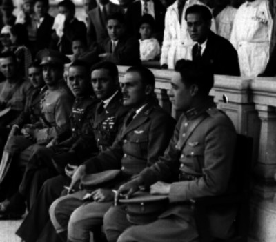 Samuel C. Rojas, oficiales y otras personas presentes en evento de la Semana Aérea