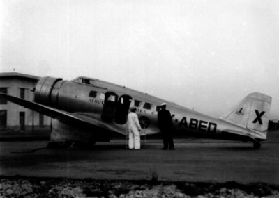Piloto y mecánico junto a avión de pasajeros de Aerovías Nacionales