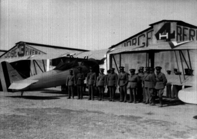 Roberto Fierro, Gustavo G. León y otros militares fuera del hangar No. 4 en Balbuena