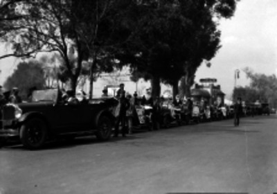 Desfile de automóviles durante un carnaval