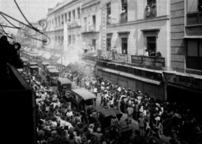 Exhibición de automóviles en la calle de Tacuba