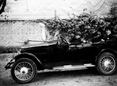 Marques de Cervantes y familia a bordo de su automóvil en un patio