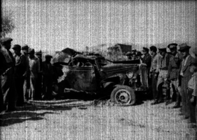 Gente observando un accidente automovilístico