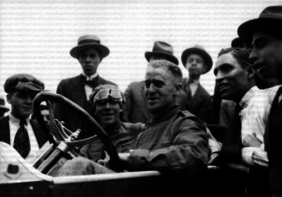 Piloto y otros hombres en un auto en el autódromo de Chapultepec, retrato de grupo