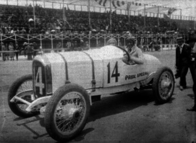 Piloto en su auto de carreras durante el circuito Chapultepec