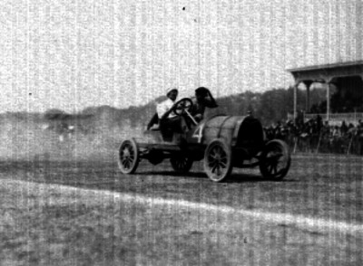 Auto de carreras durante una competencia